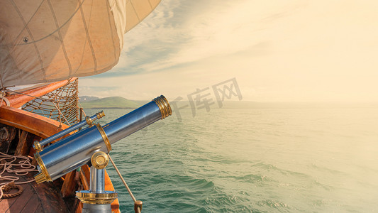 横幅上有一艘通往梦想和冒险的旧帆船，上面有文字的复制空间和一台古老的望远镜。