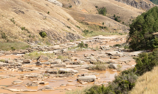 湿的布摄影照片_马达加斯加南部的布朗河