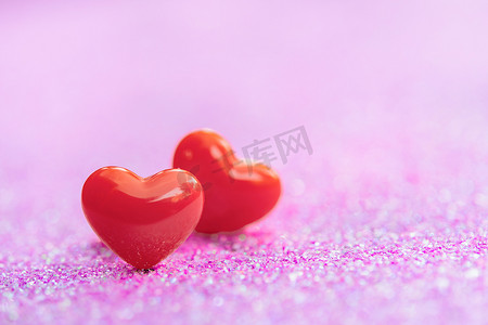 粉色甜蜜情人节摄影照片_情人节背景与抽象光上的红色心形