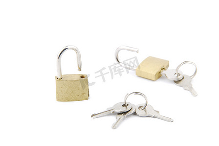 两个带钥匙的金色开锁挂锁在白色