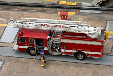 在巴拿马运河的消防车