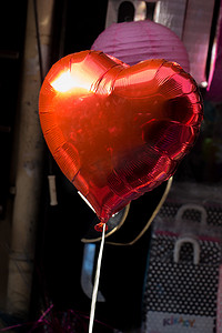 集市上的小红心形气球