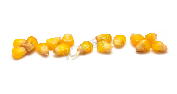 干玉米粒摄影照片_白色背景中的黄色玉米粒