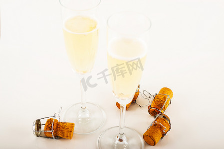 活动内容摄影照片_玻璃杯中的豪华香槟，庆祝新年或重要活动的节日方式，用起泡酒敬酒