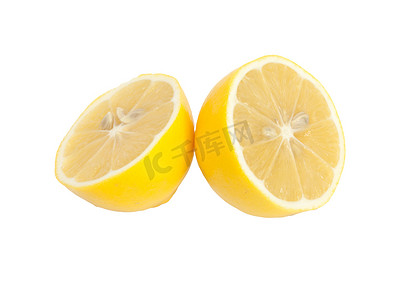在白色背景的两个新鲜的柠檬一半。