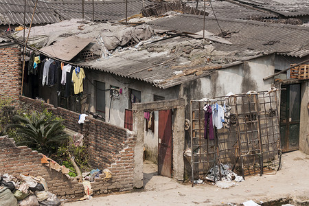 瓦砾摄影照片_河内市中心的住房条件差。