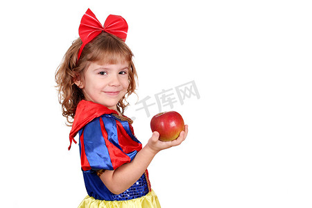拿着苹果的小女孩白雪公主