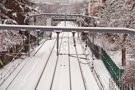 封面火车摄影照片_站在雪地里