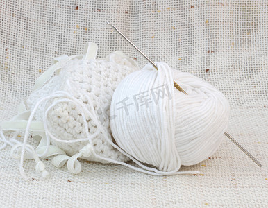 纱线和针织钩的白球（线团）
