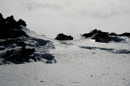 “埃特纳火山，被雪覆盖的西西里岛火山”