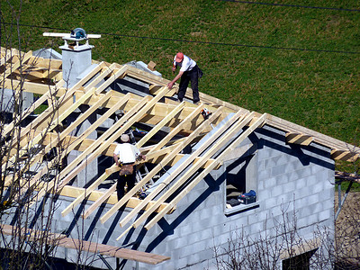 木匠盖房子的屋顶