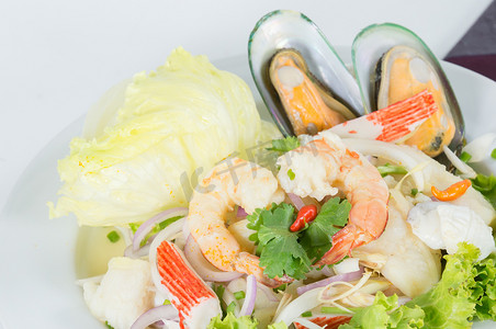 “海鲜沙拉，泰语称为“Yum Ta-lay”，配以虾仁调味”