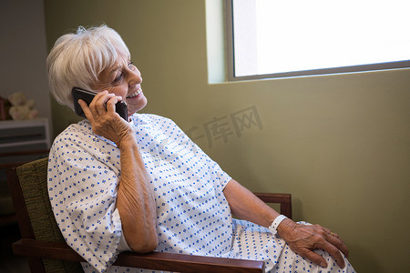 机上老人摄影照片_高级病人在手机上聊天