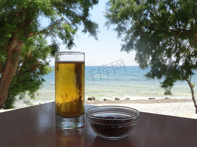 海滩边的一杯冰镇啤酒和盐渍葵花籽