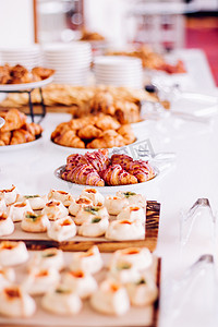 糕点、饼干和羊角面包、慈善活动中的甜点、奢侈品牌设计的假日背景横幅