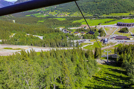 “滑雪缆车全景挪威，位于维肯海姆塞达利斯的海姆塞达尔滑雪中心。”