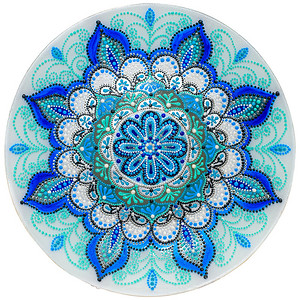 陶瓷盘摄影照片_装饰陶瓷盘绘有圆形图案，隔离在白色背景上。