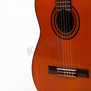 木吉他摄影照片_在白色背景的旧木吉他