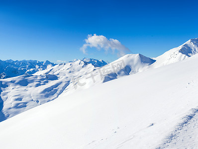 冬天雪下的高山