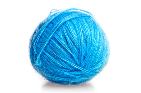 蓝色毛线摄影照片_白色背景中的蓝色羊毛线球