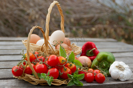 蔬菜免费摄影照片_来自有机花园的鸡蛋和蔬菜