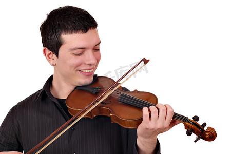 年轻人在白色背景上拉小提琴
