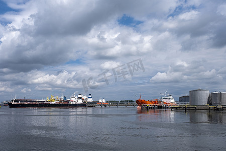 腹地摄影照片_“荷兰鹿特丹的油轮和储油罐。该港口是欧洲最大的港口，可满足腹地的需求”