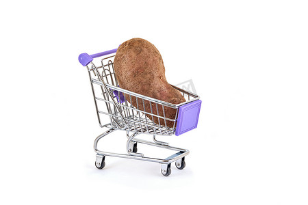 白色背景中超市手推车中的土豆