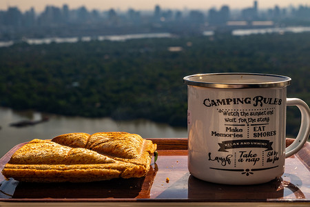 咖啡三明治摄影照片_早餐-木制托盘上的三明治和咖啡。