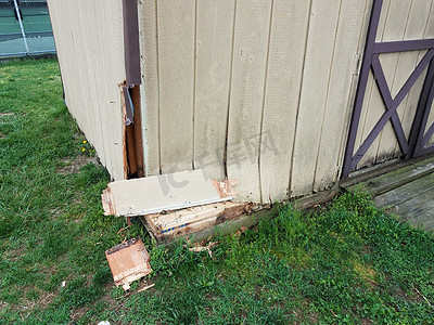 木料刮痕摄影照片_损坏的破木棚结构