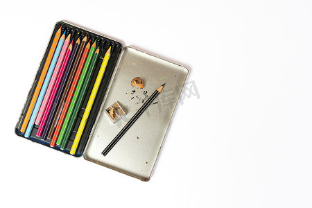削笔器摄影照片_一盒彩色铅笔