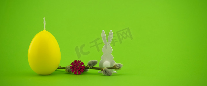 兔子简约摄影照片_带黄蛋的简约风格复活节横幅