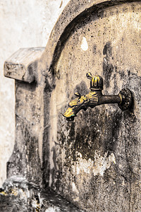 西班牙切尔瓦村喷泉的旧锻造水龙头