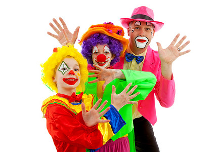 小丑巡游摄影照片_三个人打扮成五颜六色的滑稽小丑