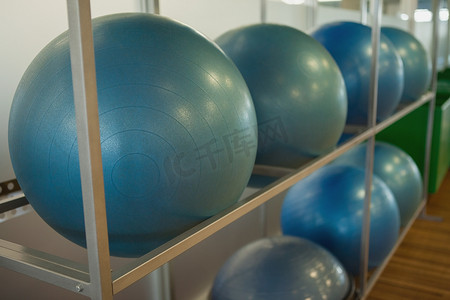 工作室架子上的健身球