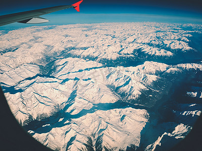 白雪皑皑的冬日高山上的飞机机翼