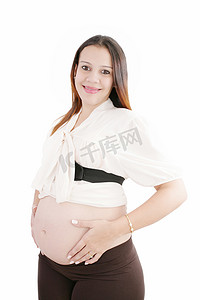 怀孕的快乐女人用手握着肚子看着相机