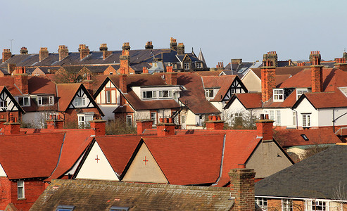 平铺的屋顶摄影照片_城市中的红瓦房