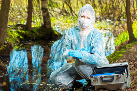 一位生态学家在工作时穿着防护服的肖像，t