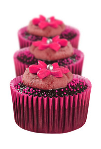 花洒摄影照片_粉红色装饰的可爱巧克力纸杯蛋糕