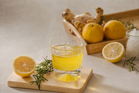 瓶装姜汁汽水或康普茶 — 自制柠檬和生姜有机益生菌饮料，复制空间。