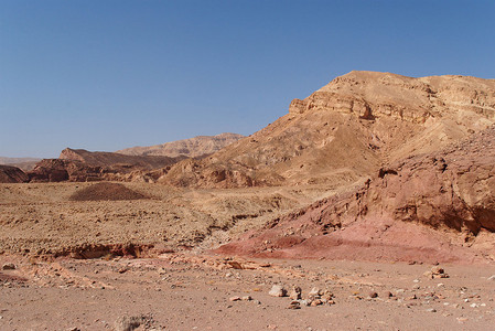 沙漠中风景秀丽的红色岩石