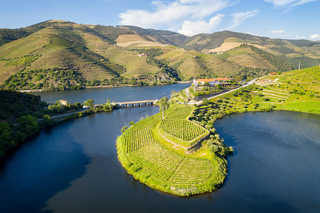 杜罗葡萄酒谷地区无人机鸟瞰 Quinta do Tedo 日落时的 S 形弯曲河，在葡萄牙