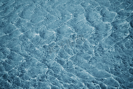 透明水波纹摄影照片_蓝色海水表面纹理与波纹的。