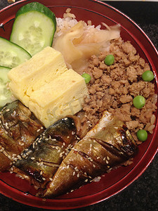 “带鱼、猪肉和鸡蛋卷的便当，日式料理”