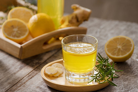 姜汁汽水 — 自制柠檬和生姜有机苏打饮料，复制空间。