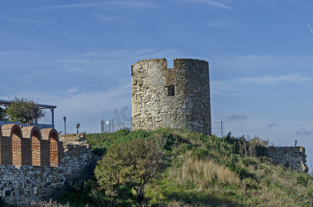 黑海沿岸古城内塞巴尔或梅森布里亚的西部防御工事周围，被毁的瞭望塔和石头与砖墙