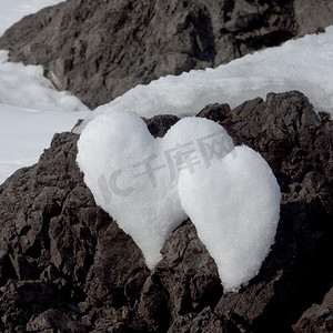 雪心摄影照片_岩石上的两颗雪心