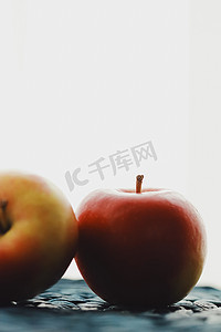 两个新鲜的成熟小苹果、水果和有机食品