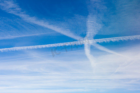 天空中有许多飞机蒸汽痕迹。